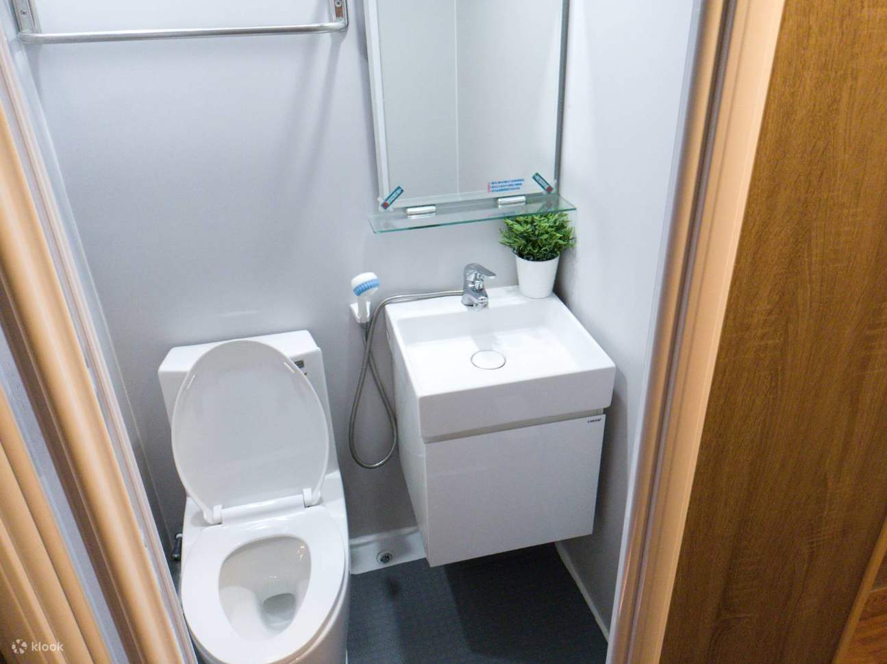 Wan-Dong Sunrise Camping Trailer: Bathroom